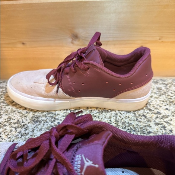 Kids Size 6.5Y Jordan Series SE Sneakers in Burgundy and Tan - Picture 9 of 15